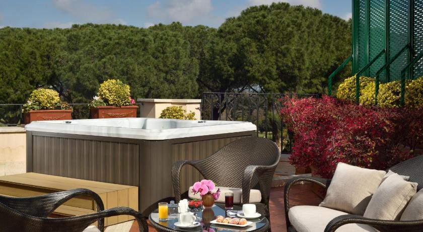 Фото: Люкс с террасой и гидромассажной ванной (Terrace Jacuzzi Suite) 10