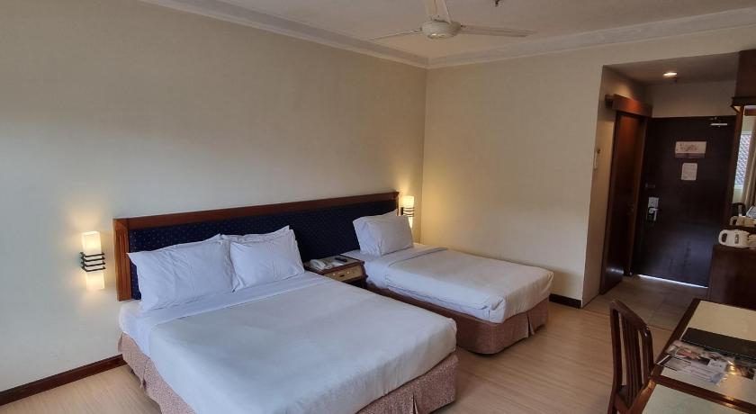 Image of Superior Triple Room with Queen Bed 7