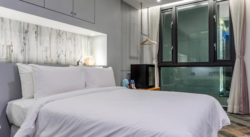 Image of Deluxe Double Room with Bathtub 8