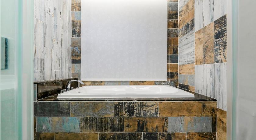 Image of Deluxe Double Room with Bathtub 16