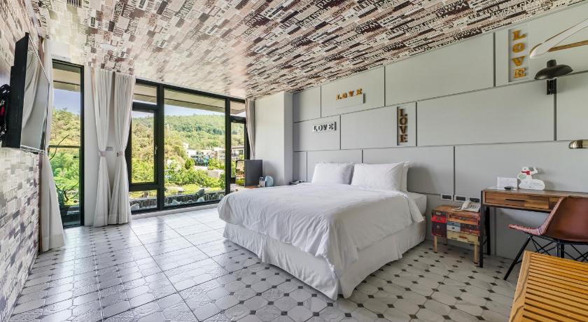 Image of Deluxe Double Room with Balcony 11