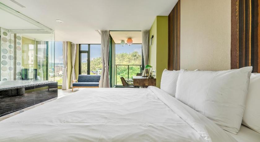 Image of Deluxe Double Room with Balcony 7