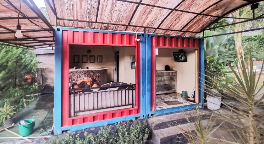 Hotel Container Inn Puncak Mitra RedDoorz – Megamendung, PA