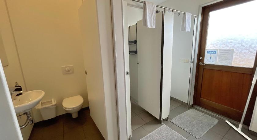 Image of Eight-Bedroom House 10