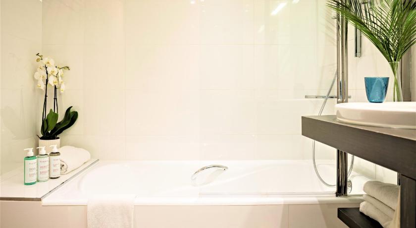 Image of Junior Suite with 1 King Bed 13
