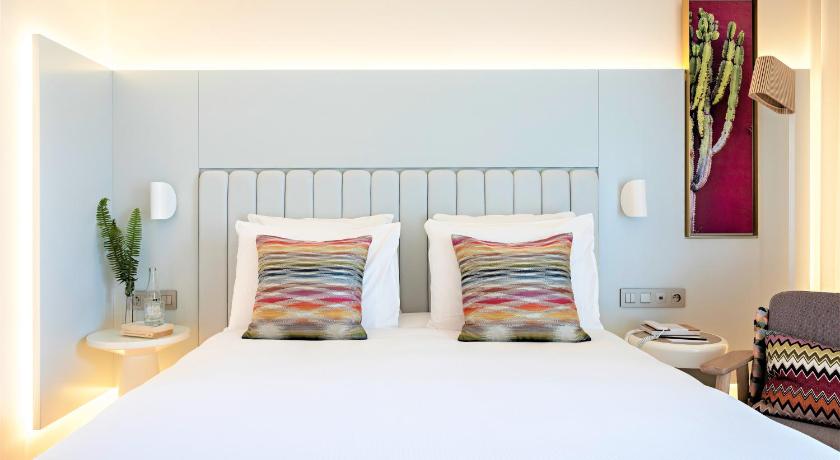 Image of Deluxe Room 1 Queen Bed 7