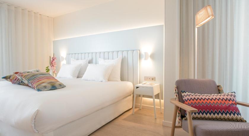 Image of Deluxe Room 1 Queen Bed 3
