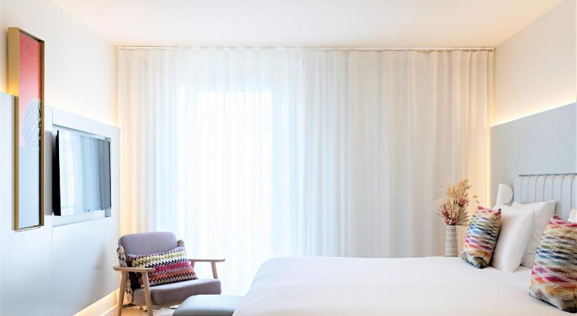 Image of Superior Room 1 Queen Bed 6
