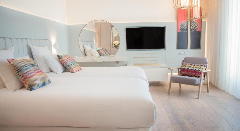 Image of Deluxe Room with 2 Single Beds 4