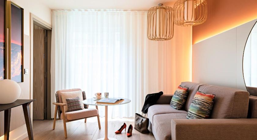 Image of Junior Suite with 1 King Bed 3