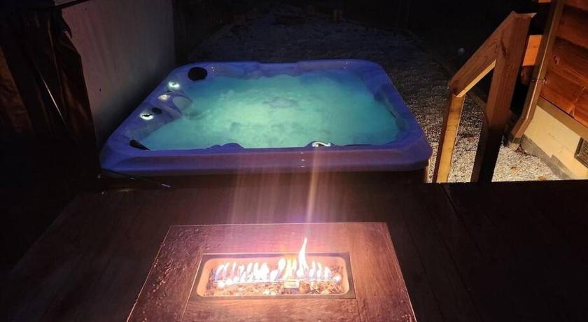 브리슨 시티 (NC) Rustic Modern Cabin with Hot Tub near rafting and Great Smokey Mountains 4성급 숙소 객실
