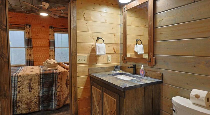 브리슨 시티 (NC) Rustic Modern Cabin with Hot Tub near rafting and Great Smokey Mountains 4성급 숙소 로비