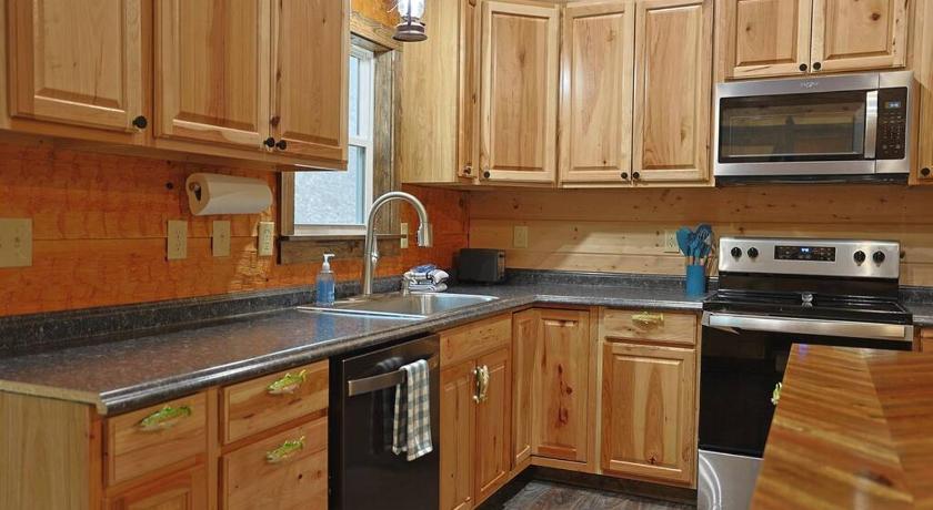 브리슨 시티 (NC) Rustic Modern Cabin with Hot Tub near rafting and Great Smokey Mountains 4성급 숙소 스위트룸