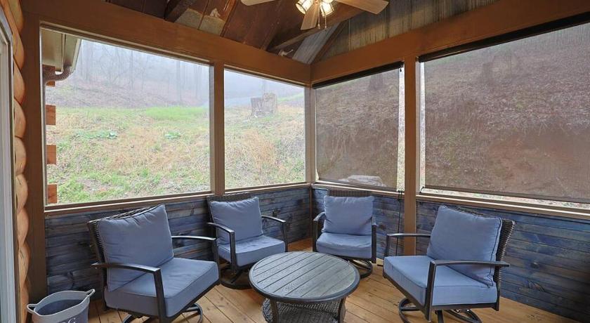 브리슨 시티 (NC) Rustic Modern Cabin with Hot Tub near rafting and Great Smokey Mountains 4성급 숙소 로비