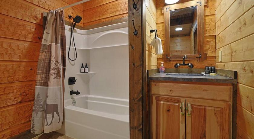 브리슨 시티 (NC) Rustic Modern Cabin with Hot Tub near rafting and Great Smokey Mountains 4성급 숙소 수영장
