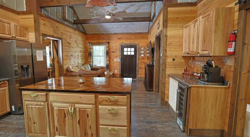 브리슨 시티 (NC) Rustic Modern Cabin with Hot Tub near rafting and Great Smokey Mountains 4성급 숙소 객실