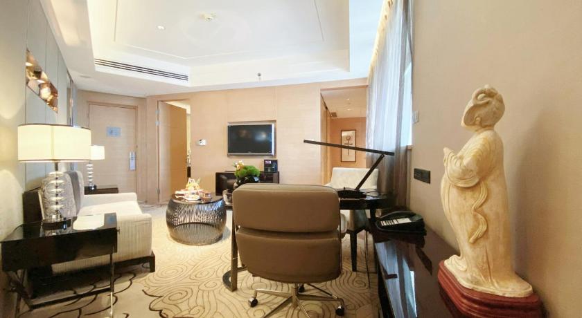 Image of 1 Bedroom Suite Lounge Access 17