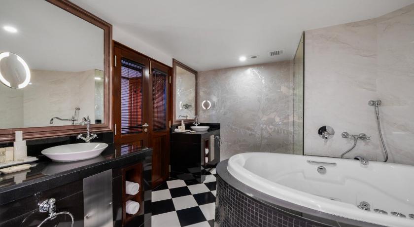 Luxury Suite with Poster Bed 이미지 8