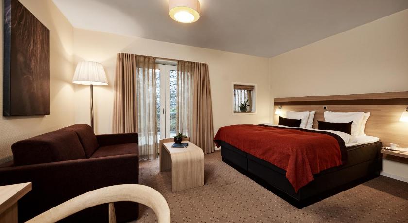 Image of Family Room (2 Adults + 1 Child) 1