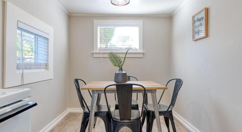 Coos Bay (OR) #StayInMyDistrict HeritageHouse 2Bedroom Apartment 4-Star Accommodation restaurant