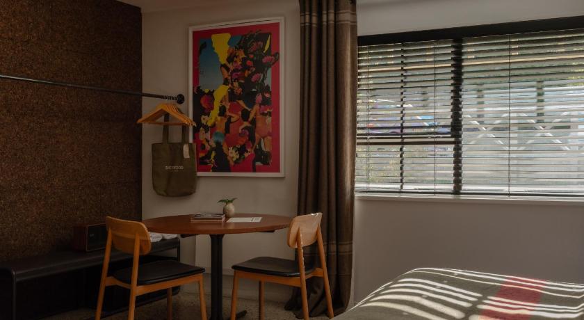 Image of Standard King Room 5