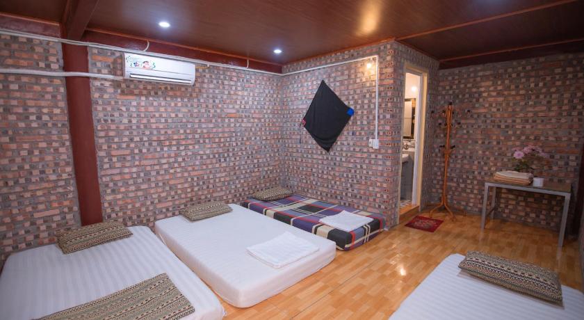 Image of Quadruple Room with Private Bathroom 9