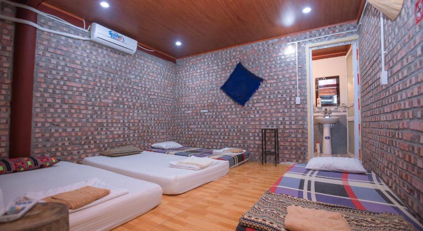 Image of Quadruple Room with Private Bathroom 7
