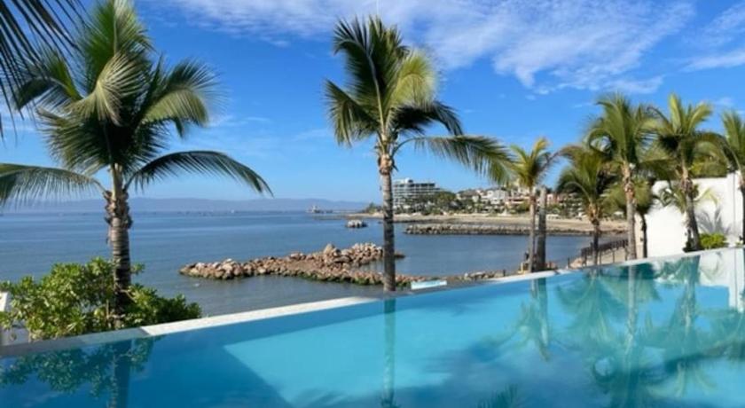 Fantastic designer apartment, beachfront!