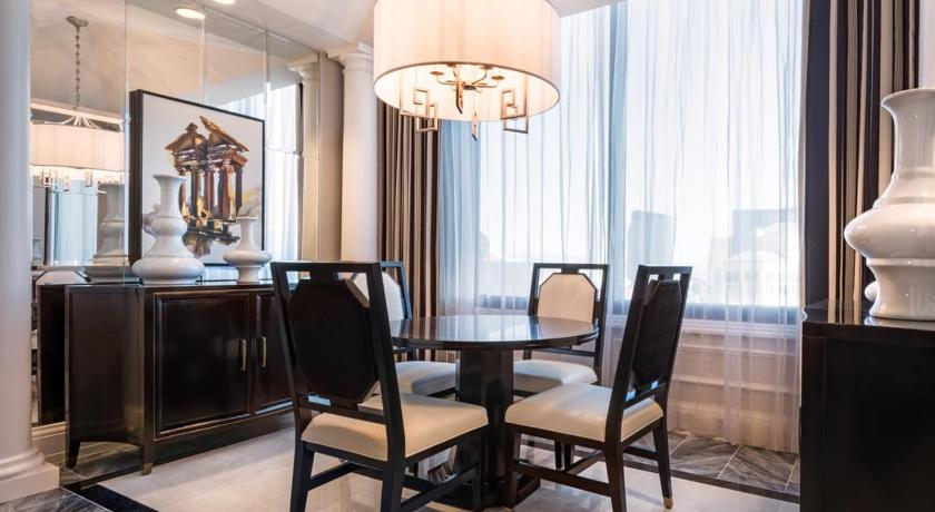 รูปของPalace Executive Suite 1 King Bed + 2 Queen Bedroom 13