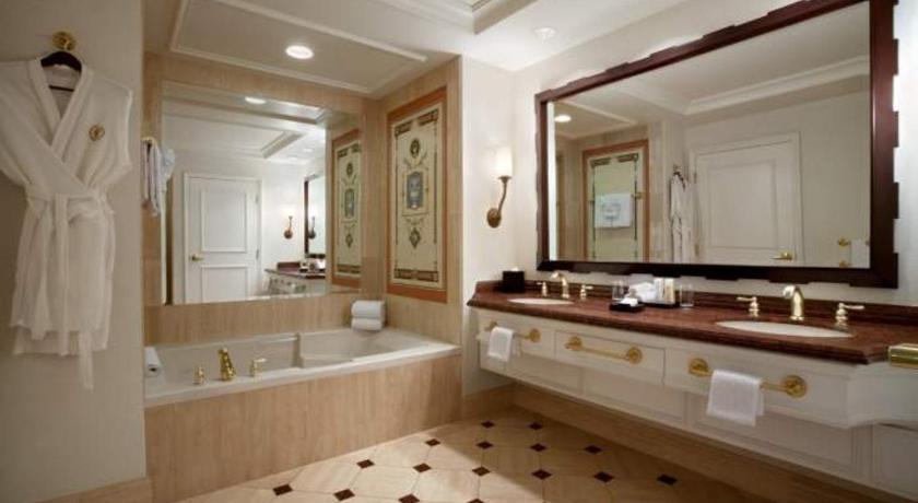 รูปของPalace Executive Suite 1 King Bed + 2 Queen Bedroom 2
