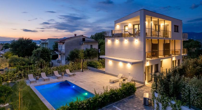 Apartmani Vila Mara M 1 heated pool