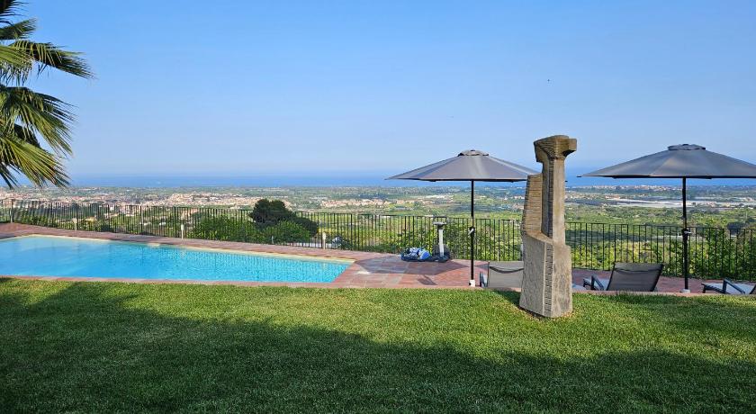 Open Land Holiday House