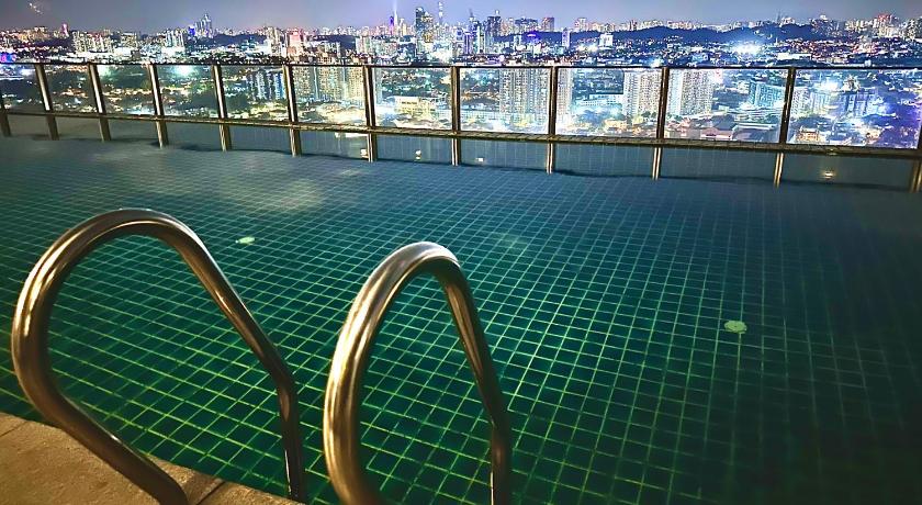 Premium Retreat Suite @ Icon City + Infiniti pool - image 2