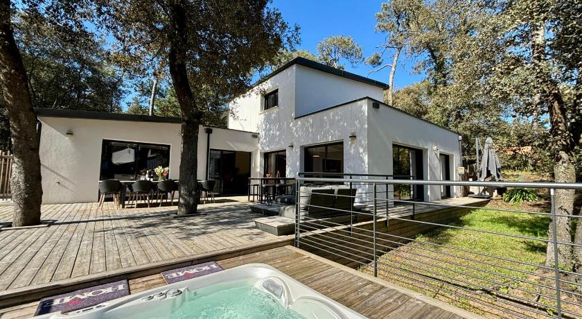 Photo de Villa des Dunes Plage 600m Jacuzzi Privatif Cœur de la Pinède 8 pers - Réservation à prix Agoda