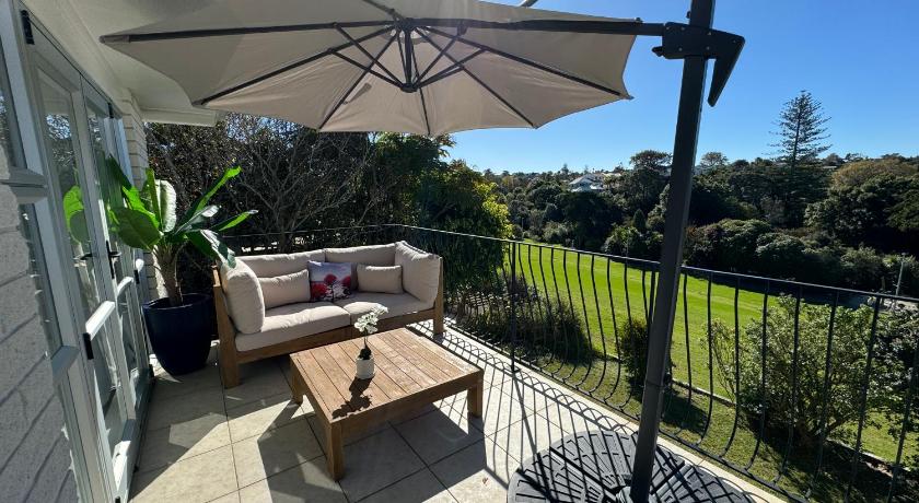 Waiake Beach Apartments - image 5