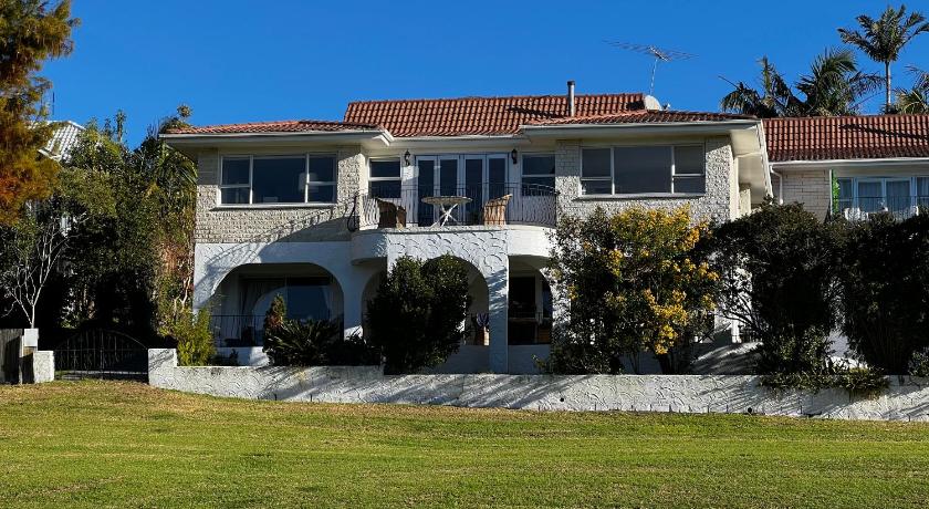 Waiake Beach Apartments - image 8