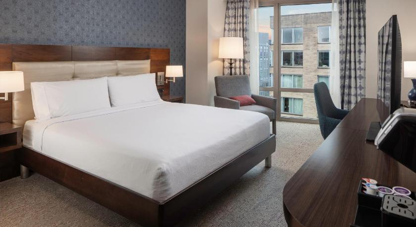 รูปของ1 King Bed Room Hearing Accessible 0