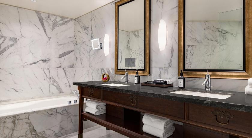 Image of One-Bedroom Deluxe Suite with Balcony 2