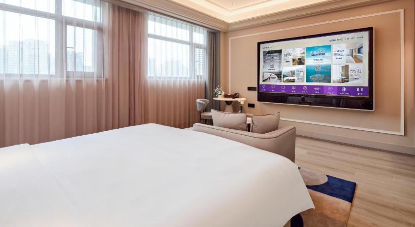 Image of Deluxe Room with One King-Size Bed 3