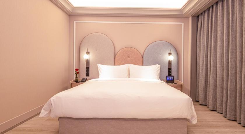 Image of Superior Room with One King-Size Bed 3