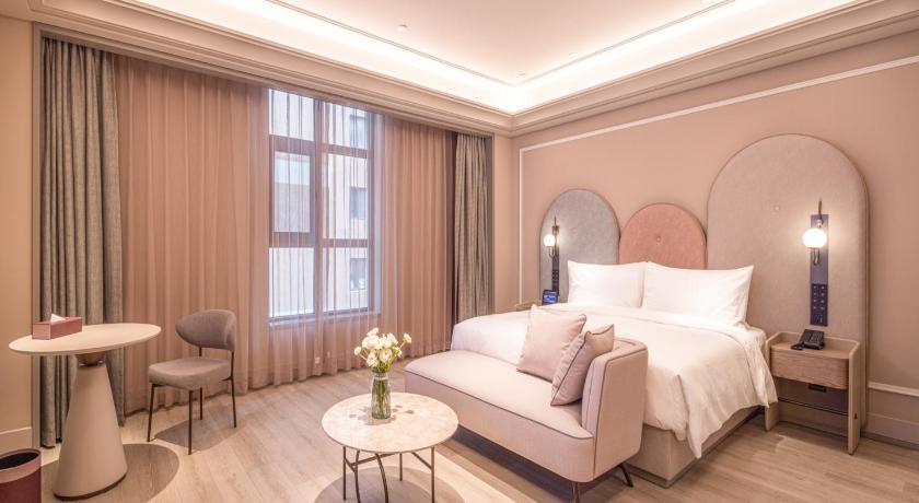 Image of Deluxe Room with One King-Size Bed 0