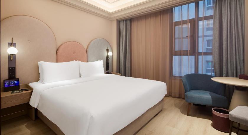 Image of Deluxe Room with One King-Size Bed 4