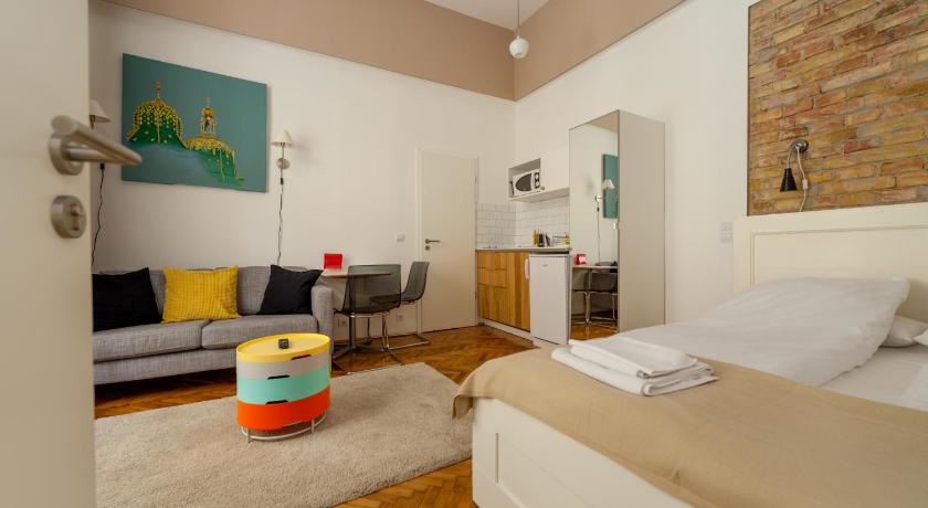 Image of Studio with Courtyard View 16