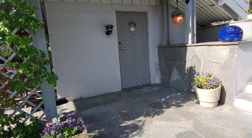 Koselig liten leilighet med hyggelig uteplass