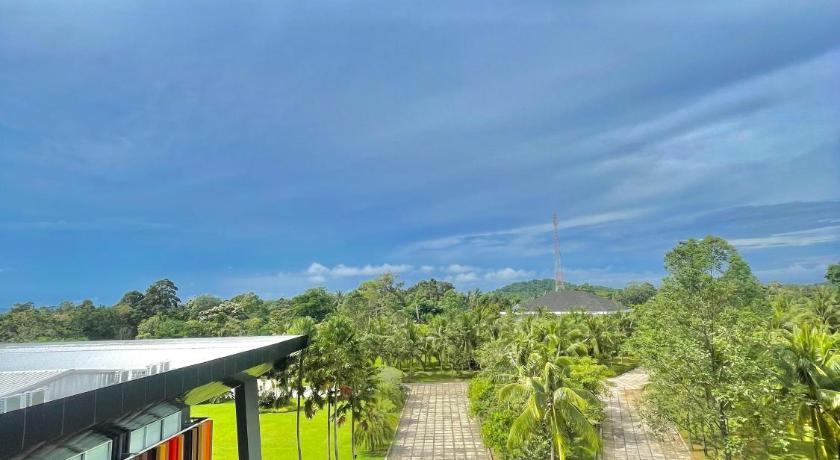 Image of Deluxe King Garden View 6