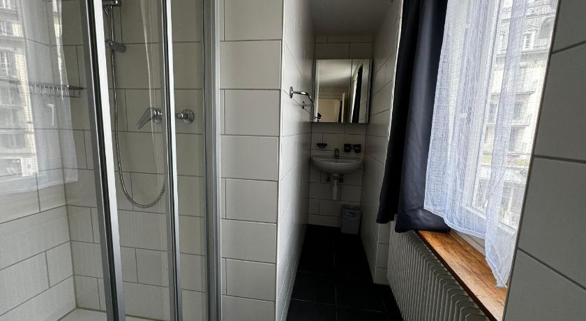 Image of Standard Twin Room with Shared Bathroom 5