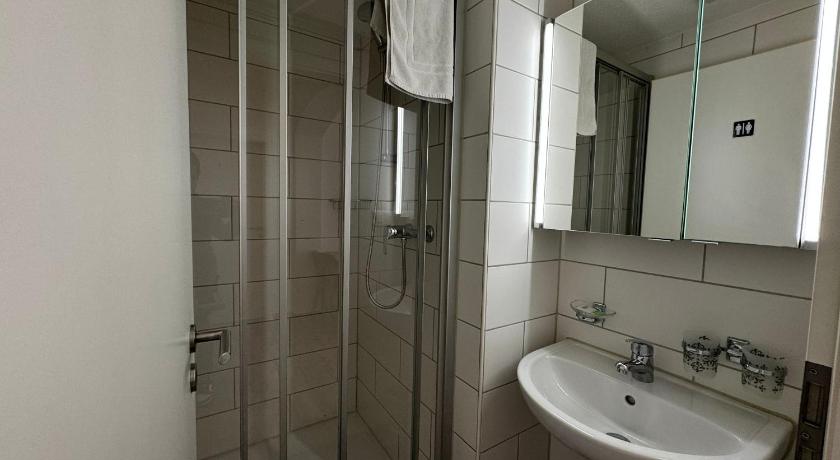 Image of Standard Twin Room with Shared Bathroom 2