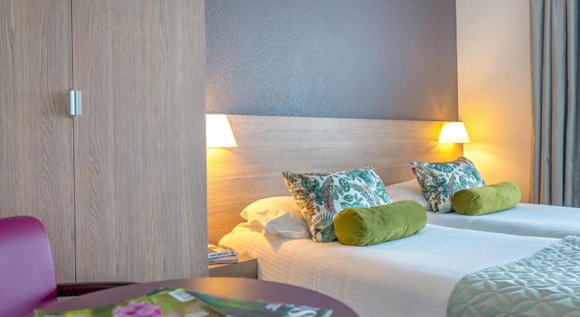 Image of 2 Single Beds, Nonsmoking, Standard Room, City Side 7