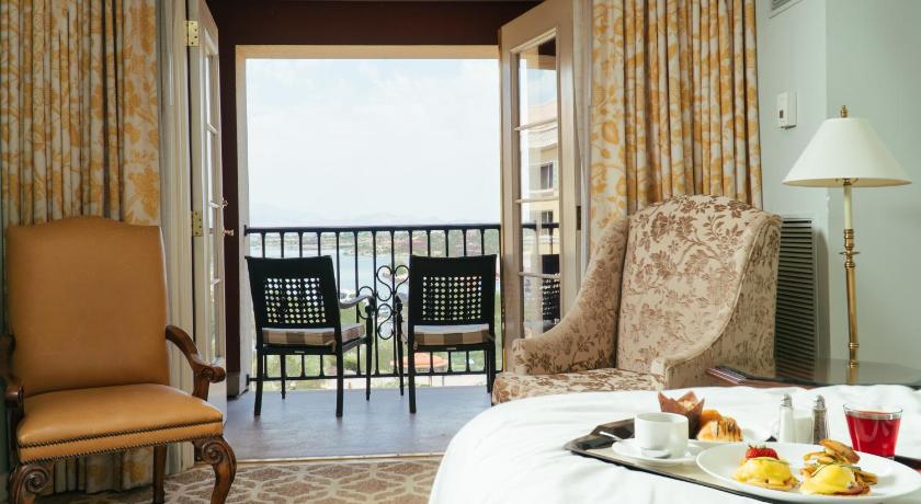 Image of 1 King Bed Suite 4