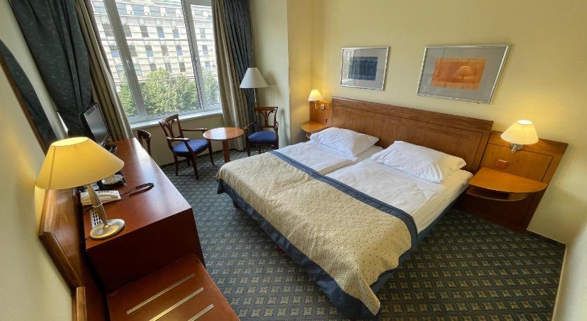 Szoba kétszemélyes ággyal vagy 2 külön ággyal - a Vencel térre nyíló kilátással (Double/Twin room with Wenceslas square view) fotója 3